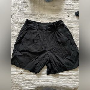 Women’s Old Navy twill shorts in size M - color black with button fly!